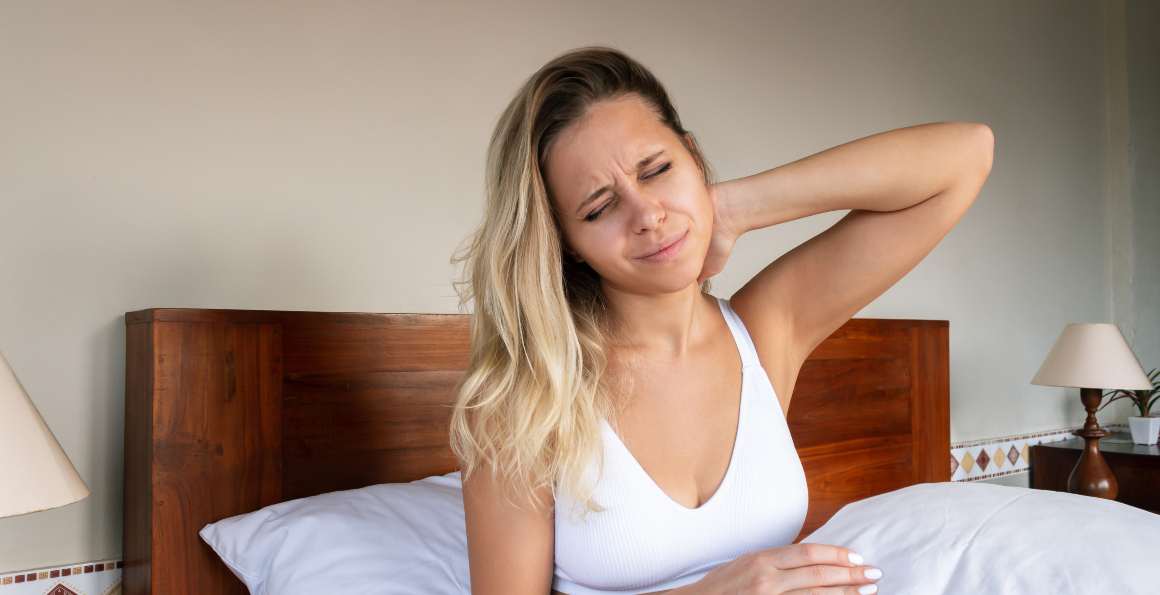 Vorübergehende Methoden zur Linderung von Nackenschmerzen durch falsches Schlafen