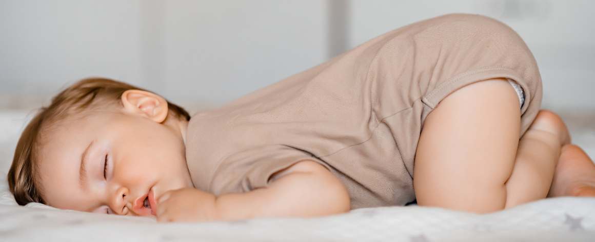 Wann können Babys gefahrlos auf dem Bauch schlafen?