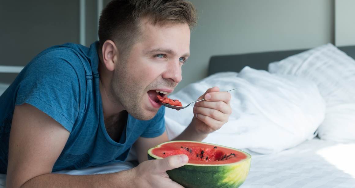 Warum Essen vor dem Schlafengehen bei der Gewichtsabnahme helfen kann