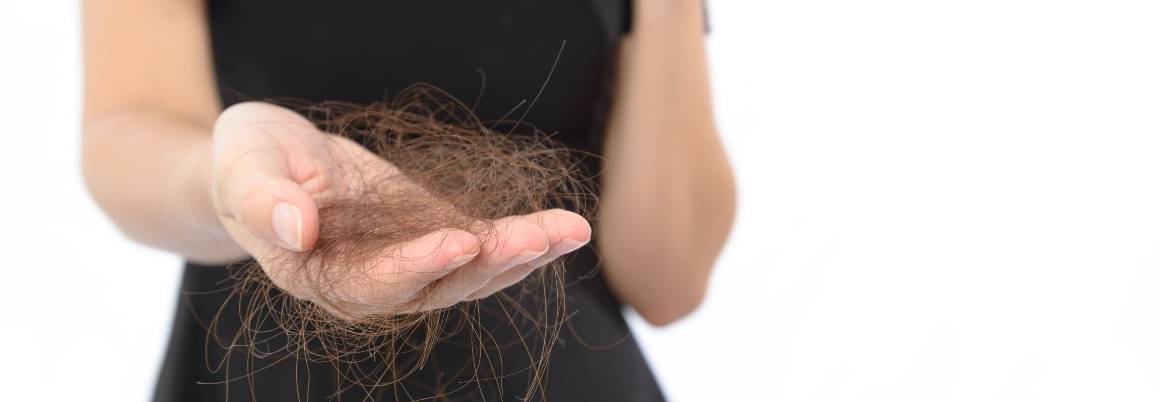 Kann ein hormonelles Ungleichgewicht zu Haarausfall bei Frauen führen?