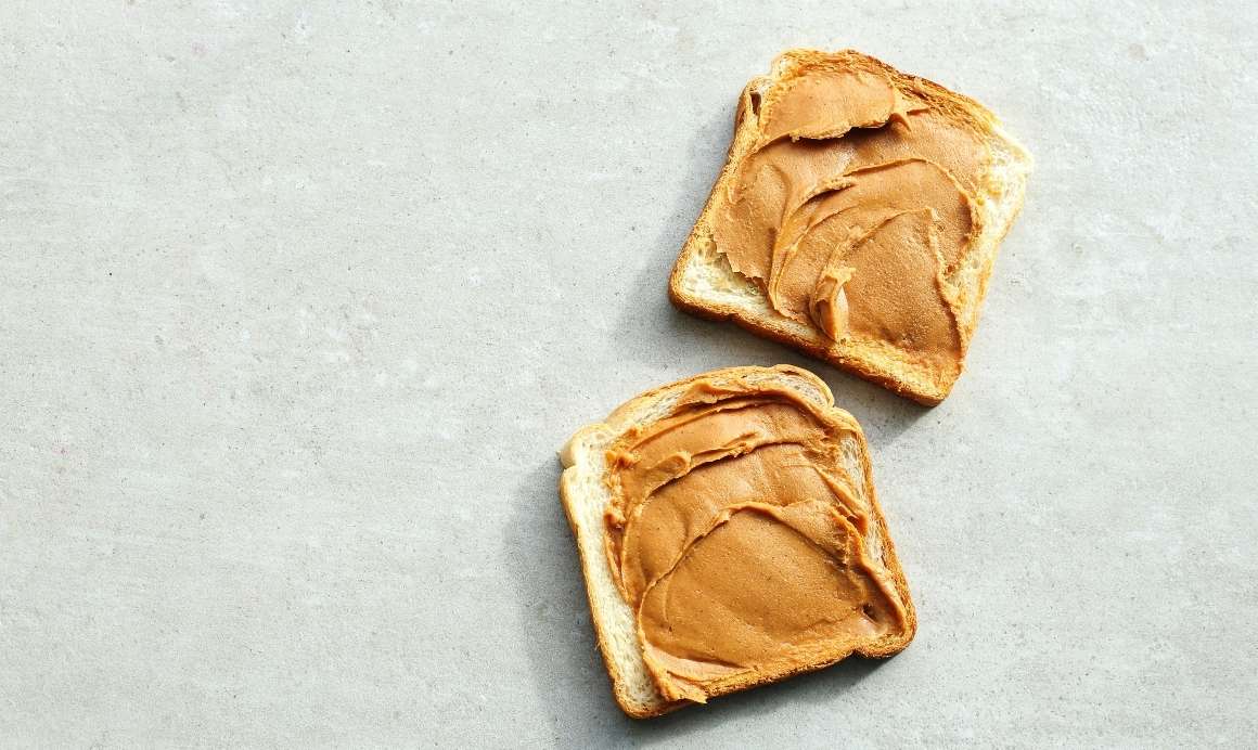 Are there any other benefits associated with consuming peanut butter besides its magnesium content?
