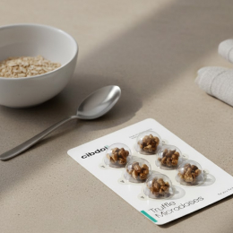 Microdosing-Tr&uuml;ffel auf Tisch mit Kaffee