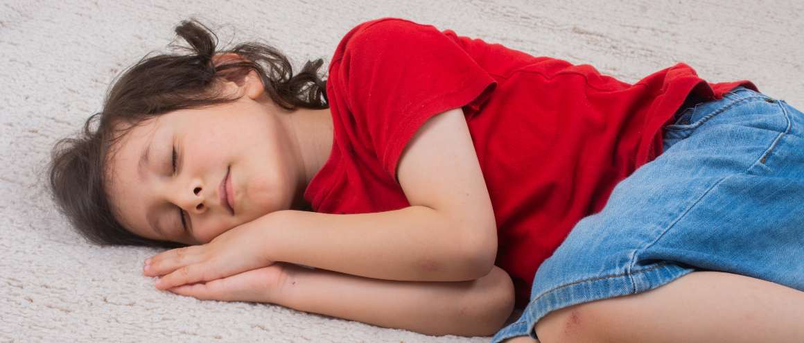 vantaggi del dormire sul pavimento