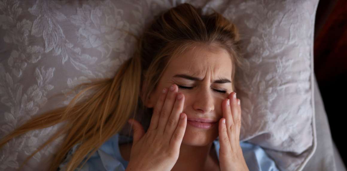 come smettere di stringere la mascella durante il sonno