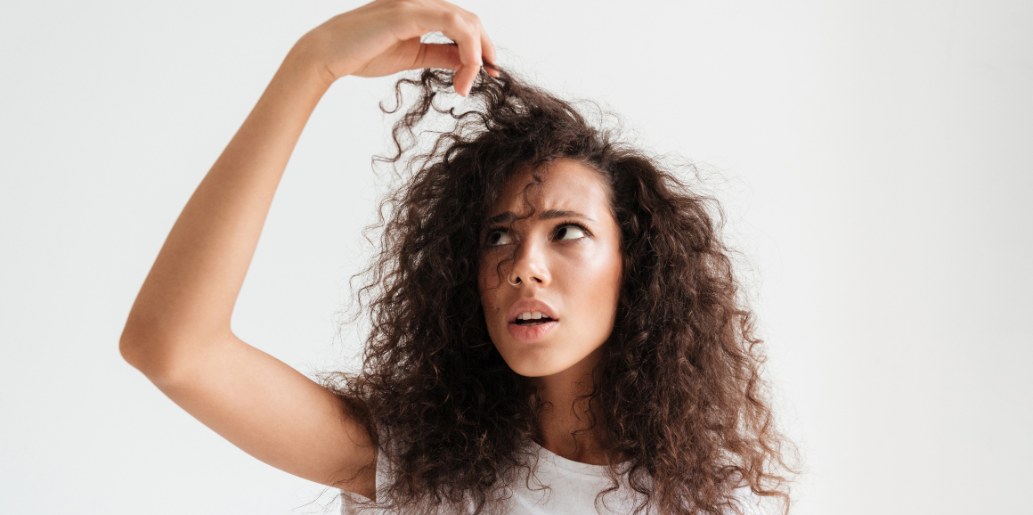 7 segni di cambiamento della consistenza dei capelli che potrebbero indicare una carenza