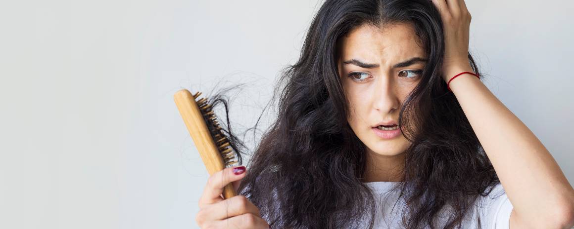 Cosa causa i capelli deboli e danneggiati?