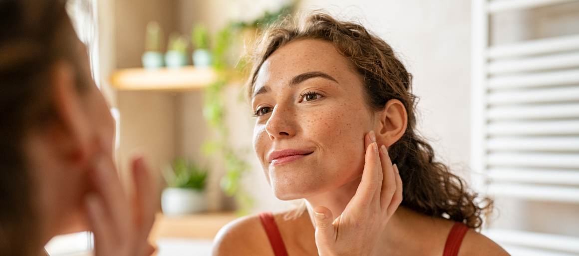 Quale carenza di vitamine causa l'acne?