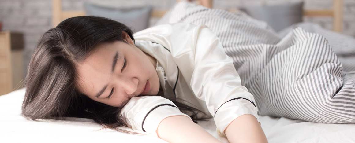 Dormire senza cuscino porta dei benefici oppure no? – Mollyflex